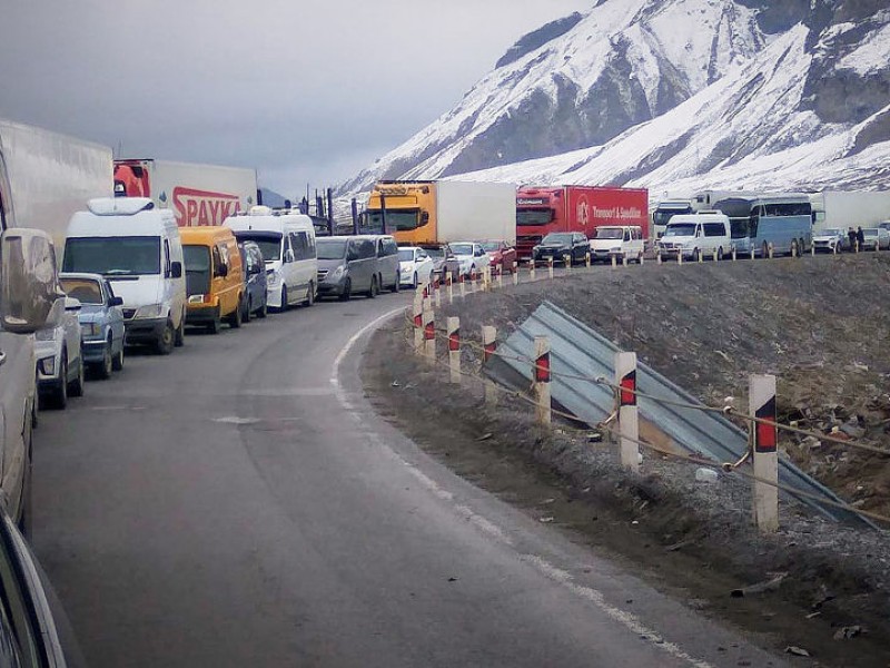 Дорога Степанцминда-Ларс закрыта для грузовых автомобилей