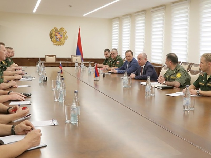 Аршак Карапетян принял делегацию военных специалистов оборонного ведомства России