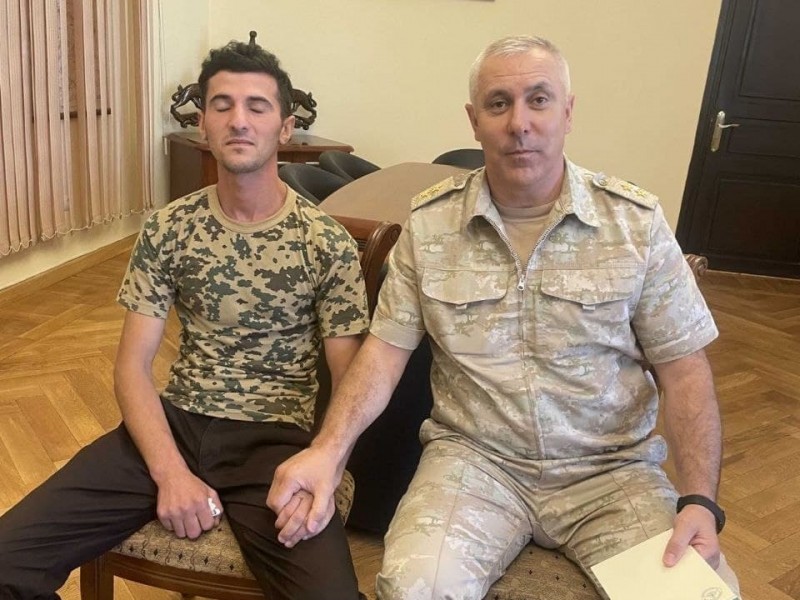 Генерал Мурадов посетил в Степанакерте задержанного азербайджанского военнослужащего