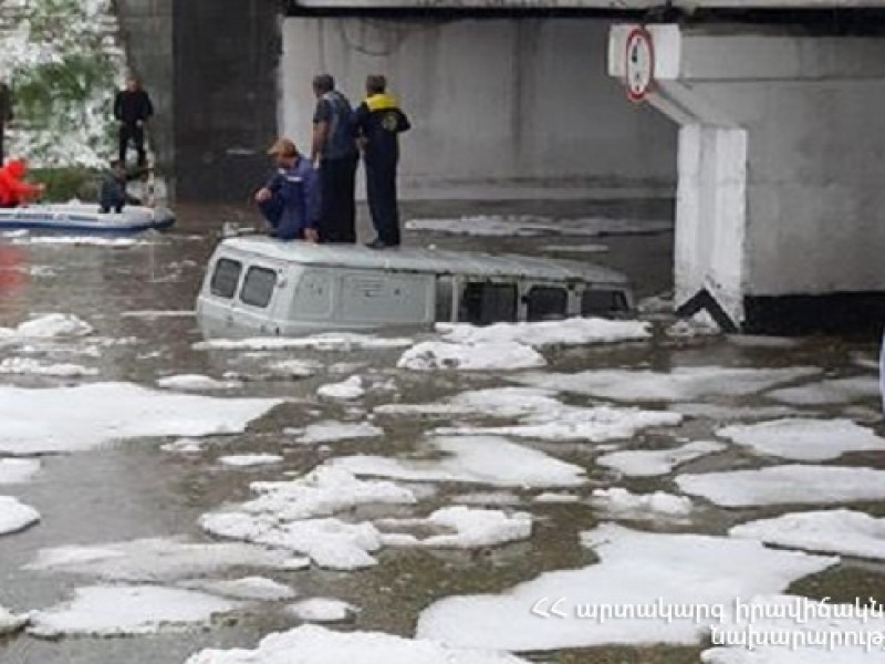 Փրկարարները Գյումրիում ռետինե նավակներ ու տասնյակից ավելի հրշեջ մեքենաներ են գործի դրել