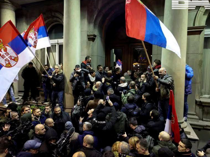Россия заявила, что протесты в Сербии проводятся по принципу майданных революций