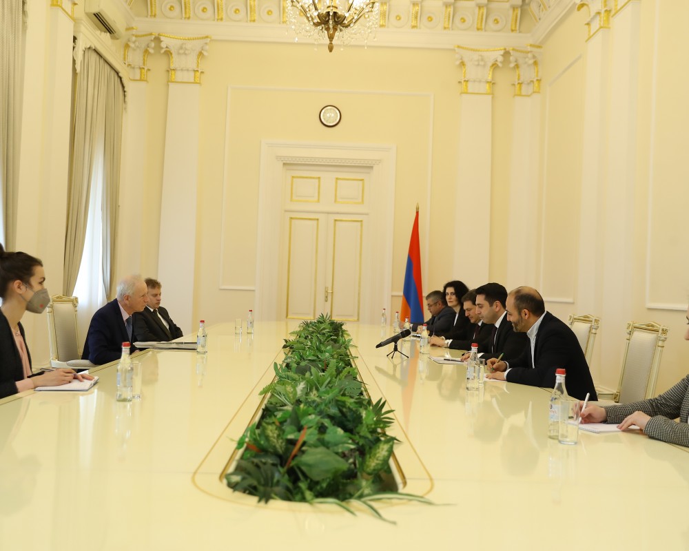 Ален Симонян обсудил с канадским чиновником пути содействия демократии в Армении