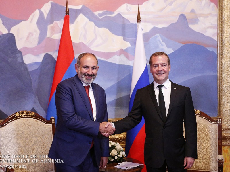 Газ, атомная энергетика, авиаперевозки: в Киргизии состоялась встреча Пашинян – Медведев 