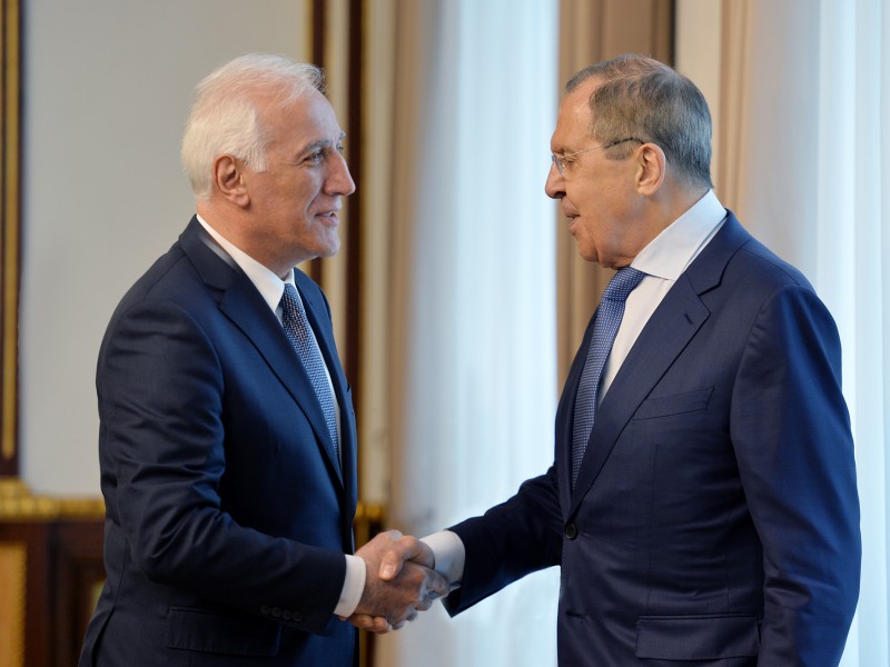 Разделяем Ваше желание к развитию российско-армянского союзничества - Лавров президенту