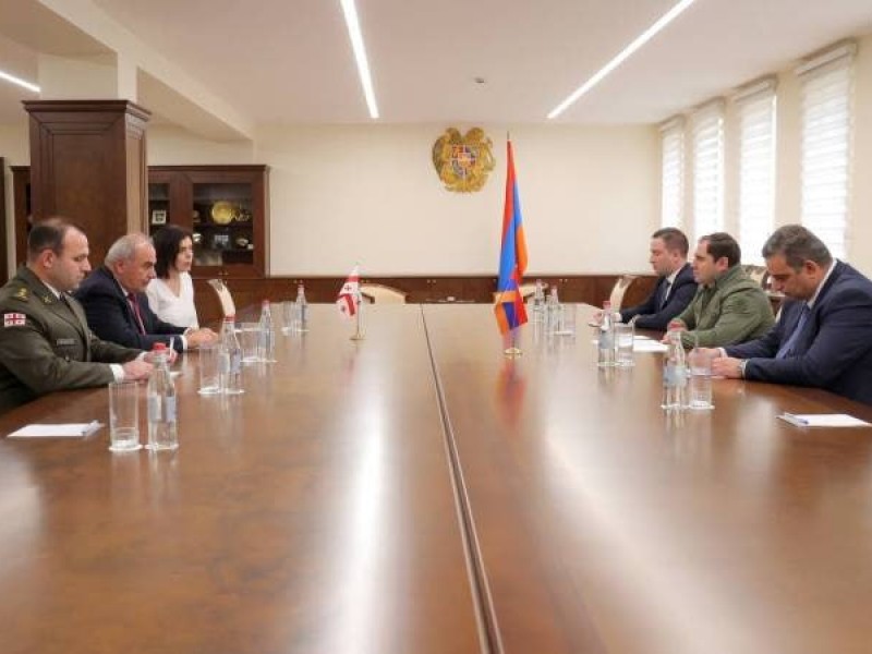 Министр обороны Армении обсудил с послом Грузии сотрудничество в оборонной сфере 