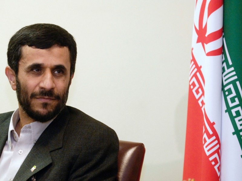 Махмуд Ахмадинежад подал документы для участия в выборах