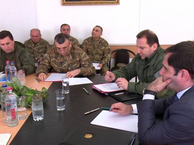 Министр обороны Армении побывал на передовой в Арцахе