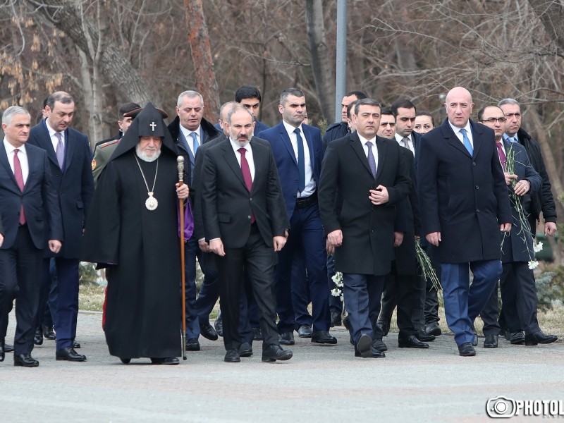 Никол Пашинян и члены правительства почтили память жертв армянских погромов в Сумгаите
