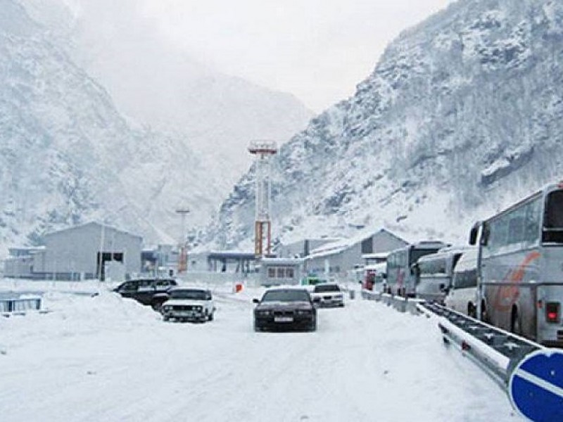 Ларс закрыт: со стороны России есть около 350 грузовиков