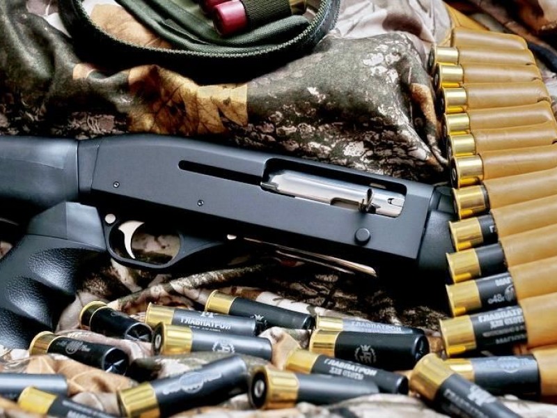Автомат Калашникова, ружья, гранаты: за незаконное хранение оружия задержан гражданин