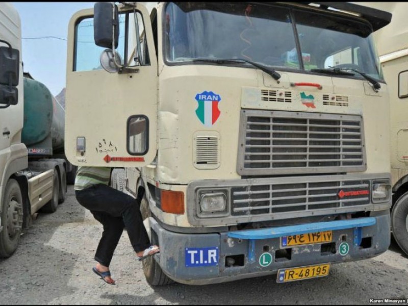 Азербайджан освободил двух водителей иранских грузовиков