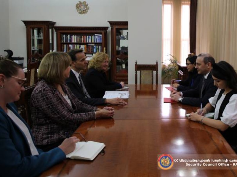 Секретарь Совбеза Армении обсудил ряд вопросов с заместителем госсекретаря США 