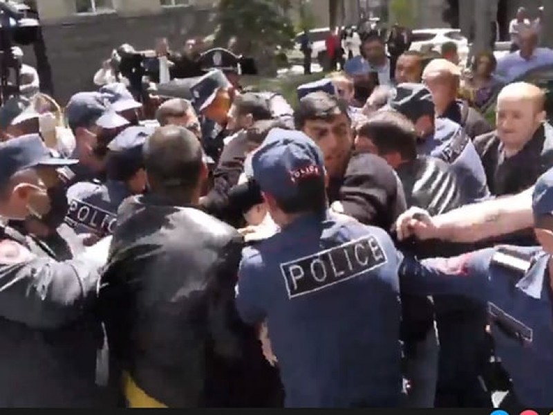 Число задержанных в Ереване протестующих достигло 168
