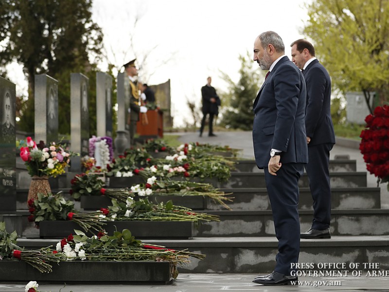 Пашинян и Тоноян почтили память жертв «четырехдневной войны» 