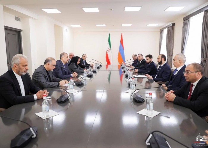 Главы МИД Армении и Ирана проводят переговоры в расширенном формате
