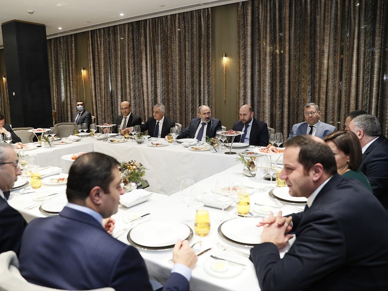 Никол Пашинян провел рабочий ужин с руководителями банков