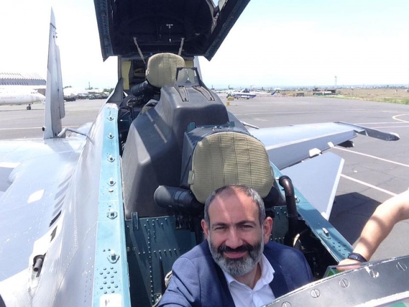 Премьер-министр Армении сделал селфи в кабине истребителя Су-30СМ