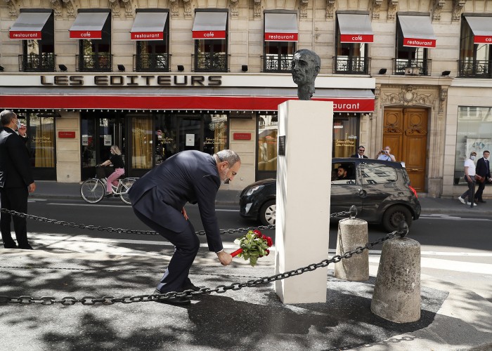 Никол Пашинян в Париже воздал дань уважения памяти Шарля Азнавура