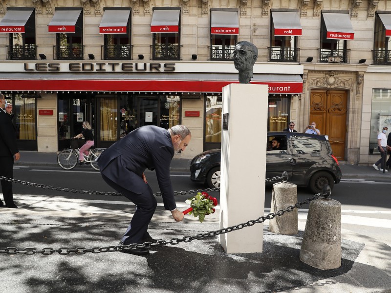 Նիկոլ Փաշինյանը Փարիզում հարգանքի տուրք է մատուցել Շառլ Ազնավուրի հիշատակին