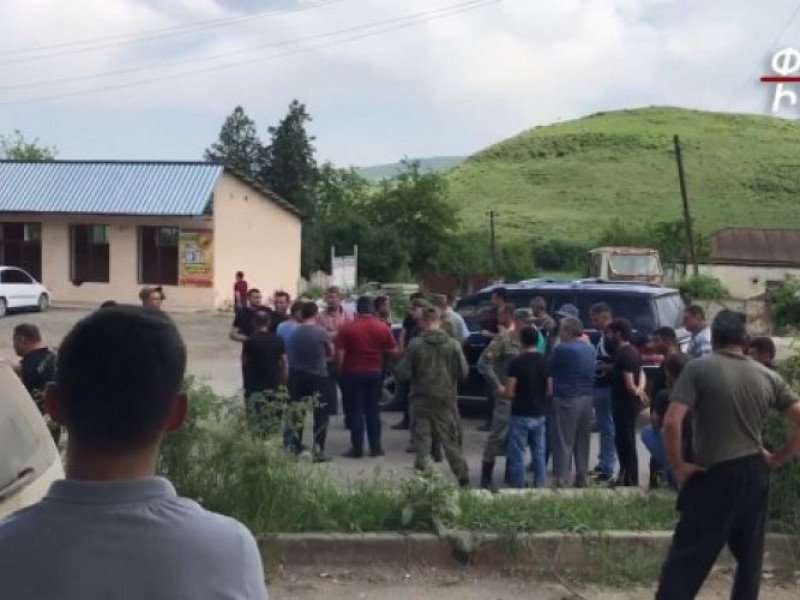Жители Кармир шука обратились к миротворцам за неподобающее поведение азербайджанцев