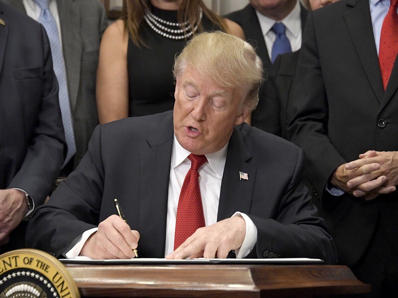 Трамп подписал указ о временном запрете на иммиграцию в США  для ряда категорий 