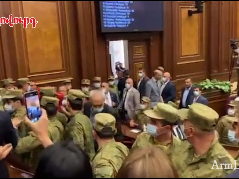 Скандал в парламенте, против оппозиционного депутата применена сила: «Никол предатель!»