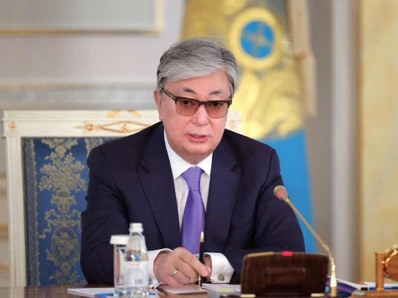 Токаев поручил проработать предложения по введению жесткого карантина в Казахстане 