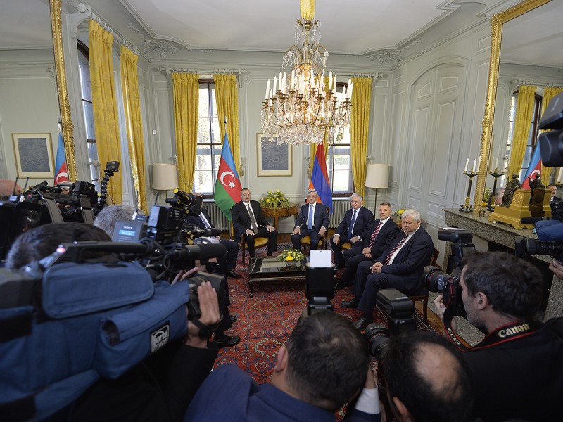 Главы Армении и Азербайджана предпримут шаги для активизации переговоров по Карабаху - МГ