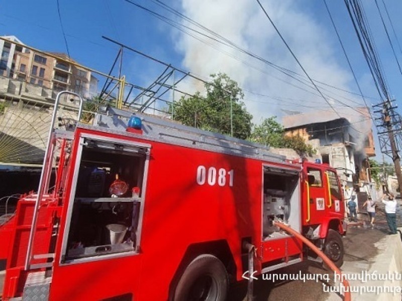 Крупный пожар локализован в центре Еревана по улице Антараин