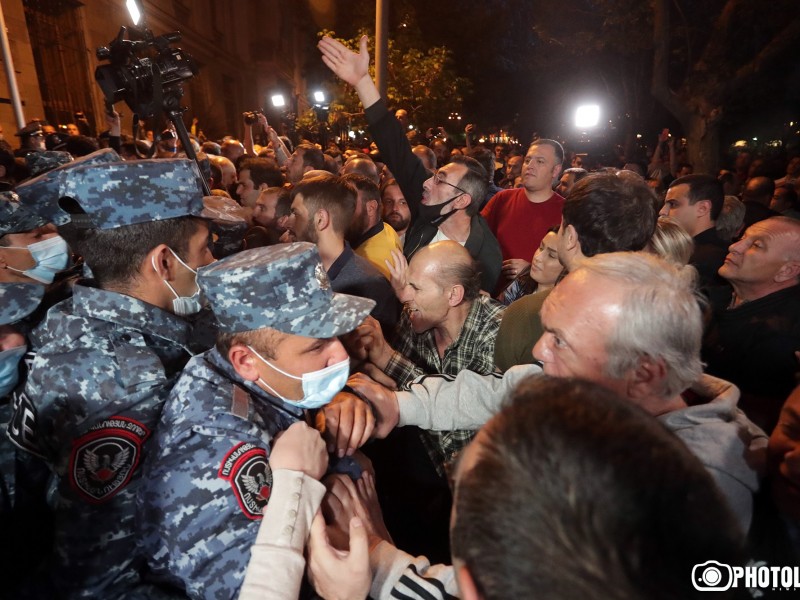 Потасовка с полицейскими в Ереване: протестующие пытаются прорваться в здание прокуратуры