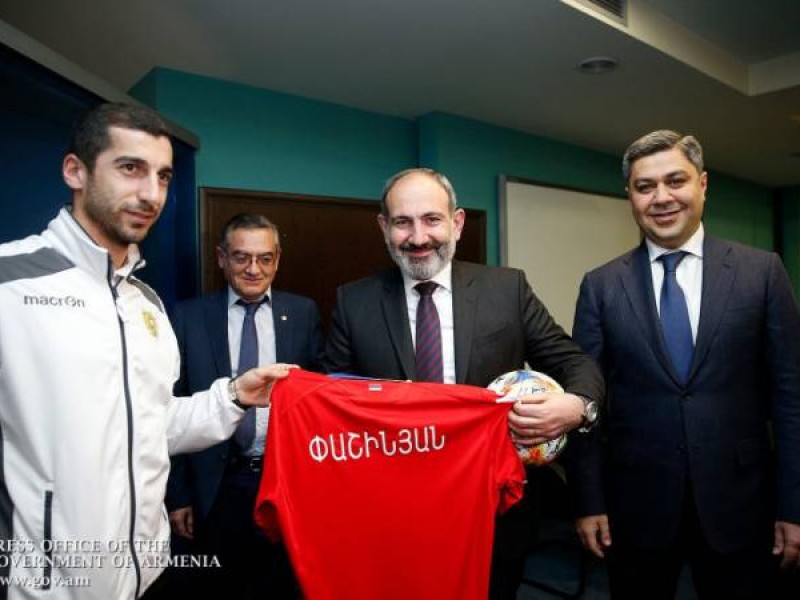 В ожидании горячей футбольной осени: Пашинян и Ванецян поздравили сборную Армении