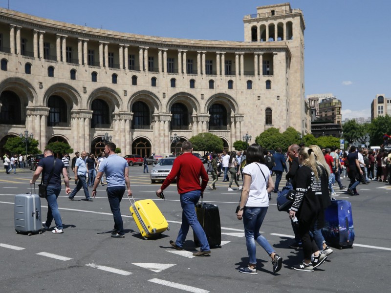 В Армении 73% опрошенных считает, что приехавшие россияне могут принести пользу 
