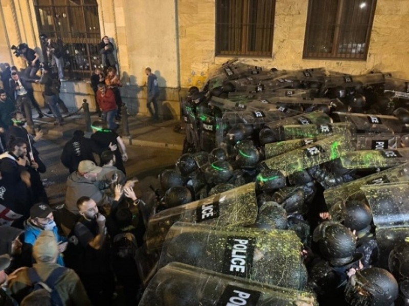 Полиция разгоняет митингующих у парламента Грузии с применением слезоточивого газа