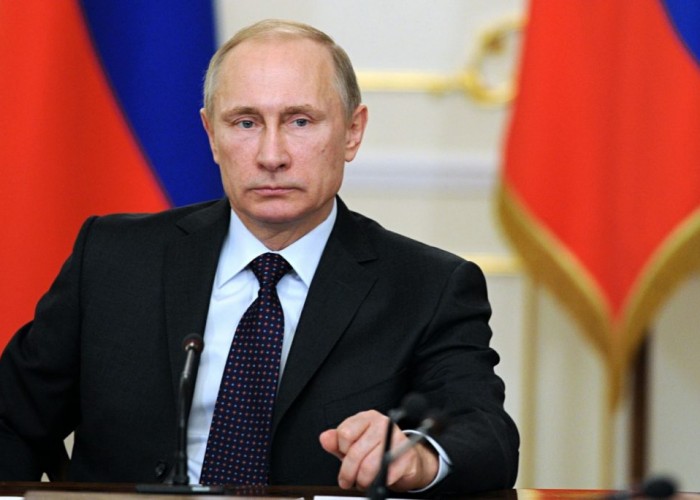 Здоровье, жизнь и безопасность людей прежде всего: Путин перенес дату референдума 