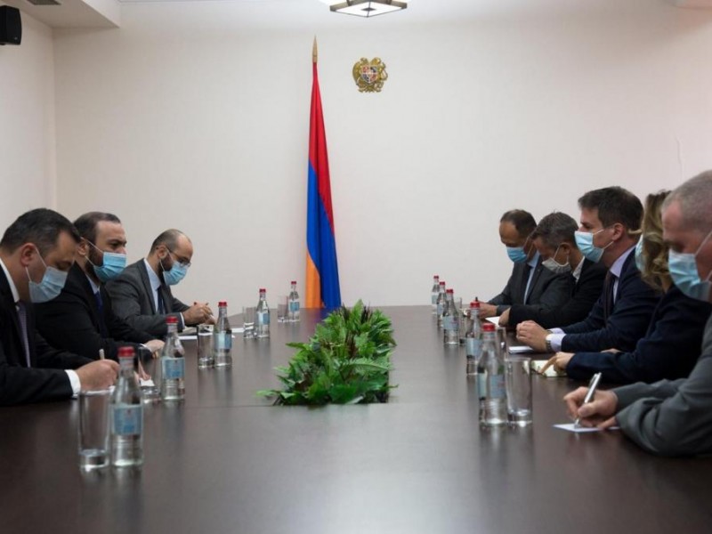 Секретарь Совбезa Армении обсудил с послом Франции ситуацию в Карабахе