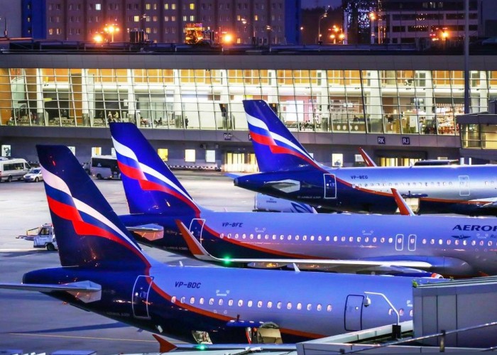 Песков: правительство РФ ведет работу по возобновлению международного авиасообщения