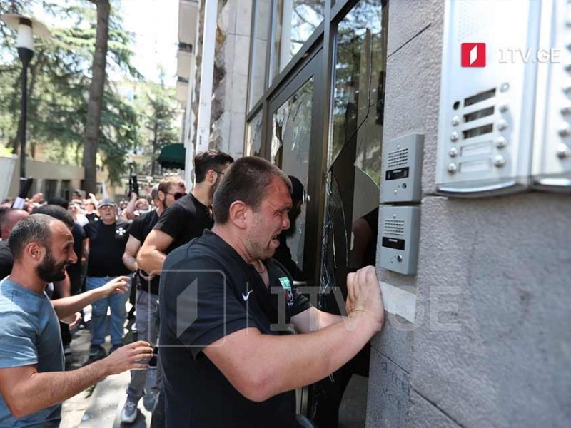 Противники гей-парада в Тбилиси сожгли флаг ЛБГТК-сообщества, разгромив офис одного из НПО