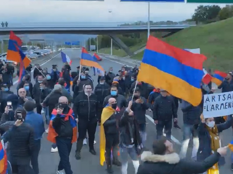 Представители армянской общины перекрыли ряд автомагистралей в Европе