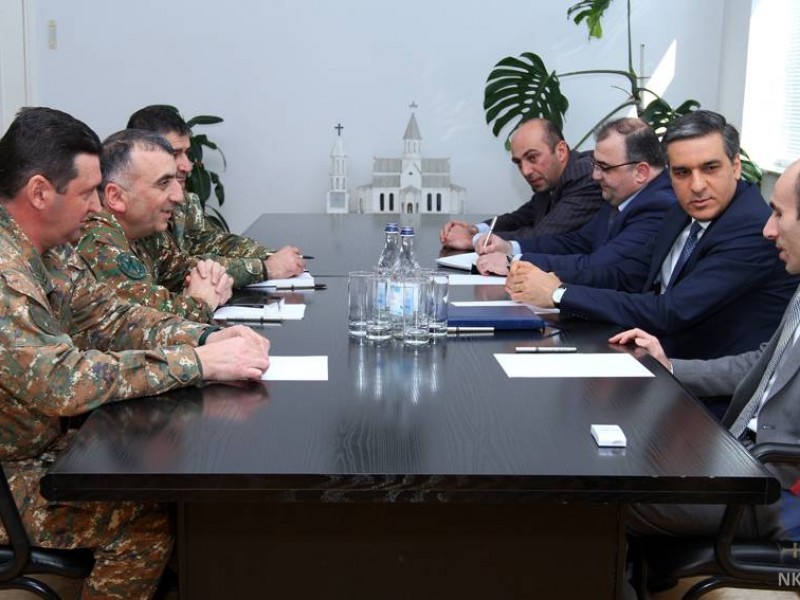 Омбудсмен Армении в МО Арцаха обсудил вопрос защиты прав военнослужащих