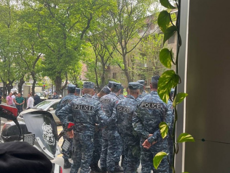 Полицейские пытаются незаконно проникнуть в молодежный центр АРФ 