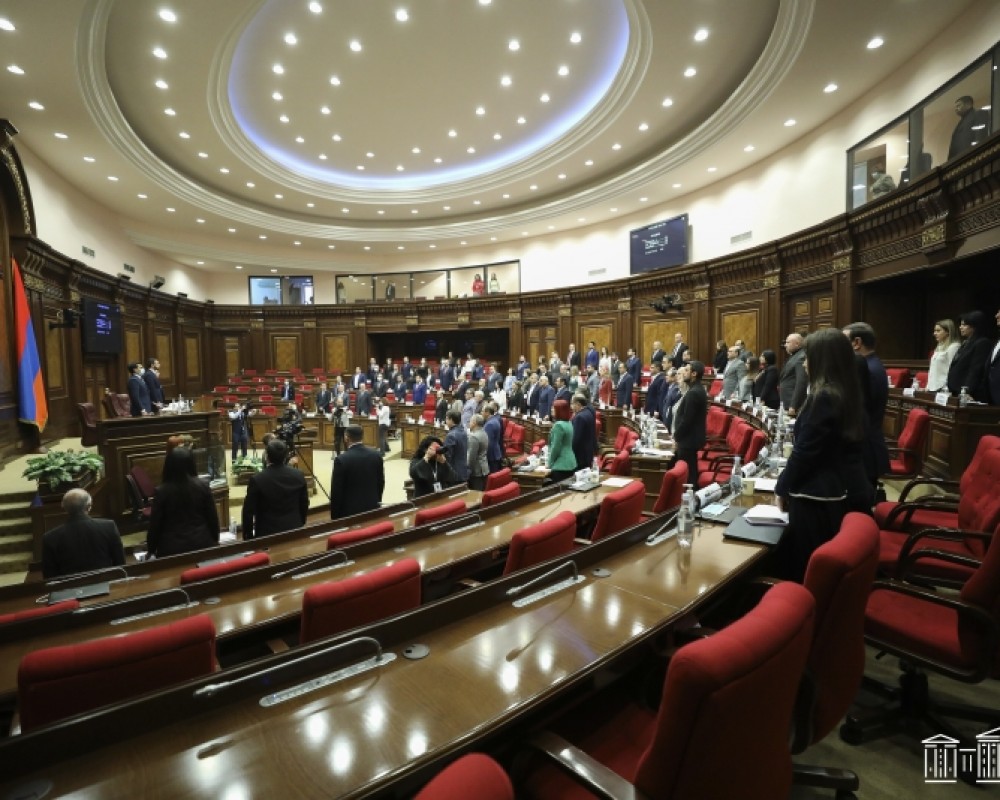 Депутаты минутой молчания почтили память жертв сумгаитских погромов