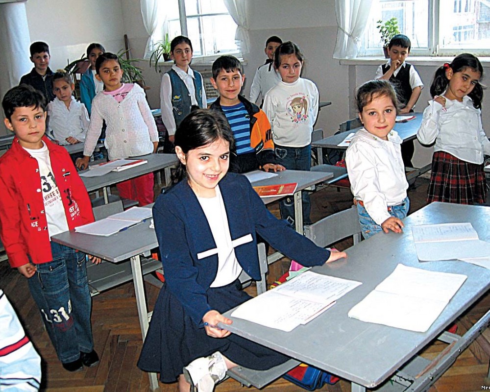 Министр объявил о досрочных каникулах в школах и вузах Армении