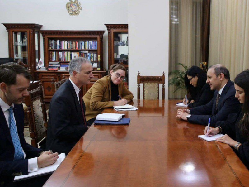 Секретарь Совбеза представил Боно подходы Еревана в урегулировании отношений с Баку