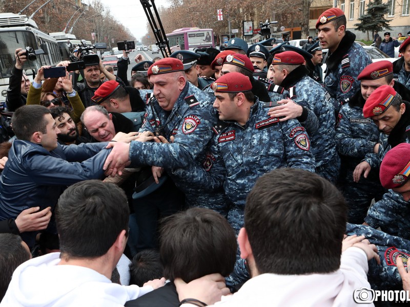 Более 15 протестующих против демонтажа кафе в центре Еревана подвергнуты приводу