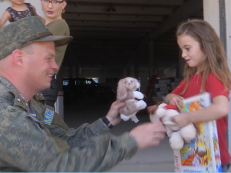 Российские миротворцы передали гумпомощь беженцам и многодетным семьям в Степанакерте