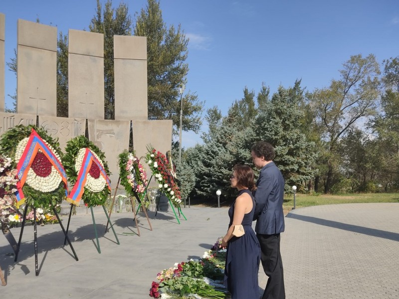 Всемирно известный пианист Евгений Кисин с супругой посетили военный пантеон 