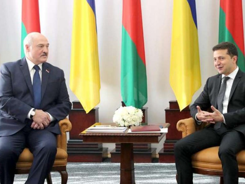 Президент Украины Зеленский призвал Белоруссию придерживаться демократических стандартов