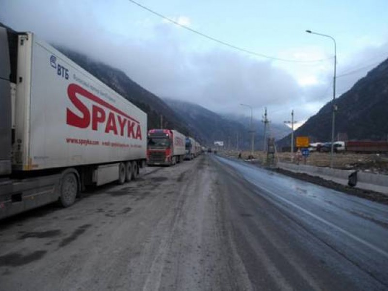 Ларс закрыт для грузовых автомобилей: со стороны России скопилось более 50 грузовиков