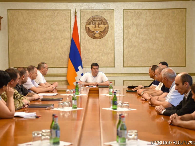 Президент Арцаха провел совещание по гуманитарным вопросам и проблемам безопасности