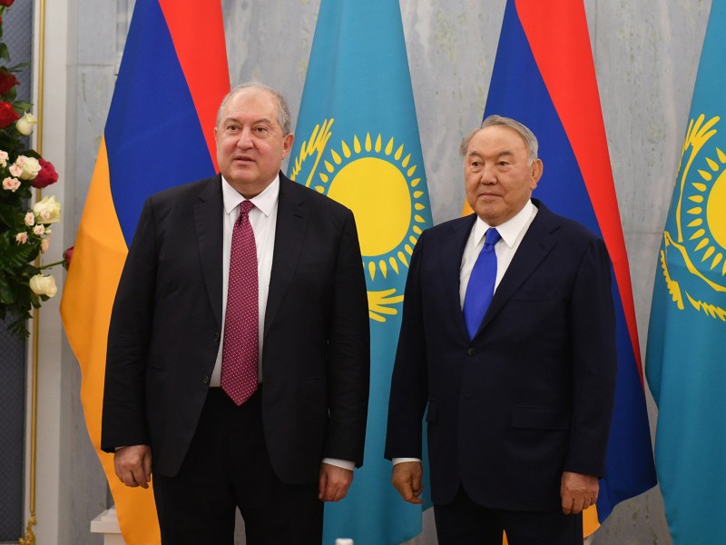 Назарбаев поздравил Армена Саркисяна с 30-летием независимости Армении